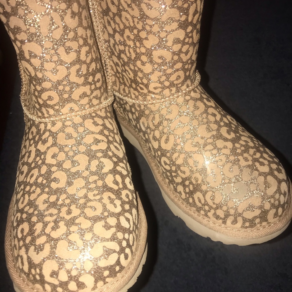 Like New Ugg *send offers*